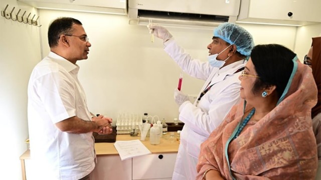 নিরাপদ খাদ্য পরীক্ষার ভ্রাম্যমাণ ল্যাব পরিদর্শন করলেন প্রধানমন্ত্রী তারেক রহমান